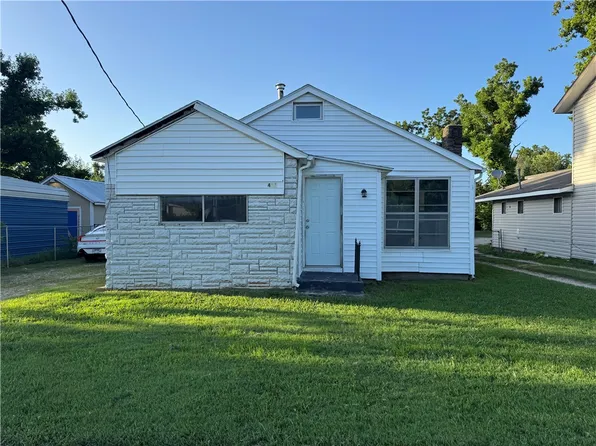 411 W Persimmon St, Rogers, AR 72756