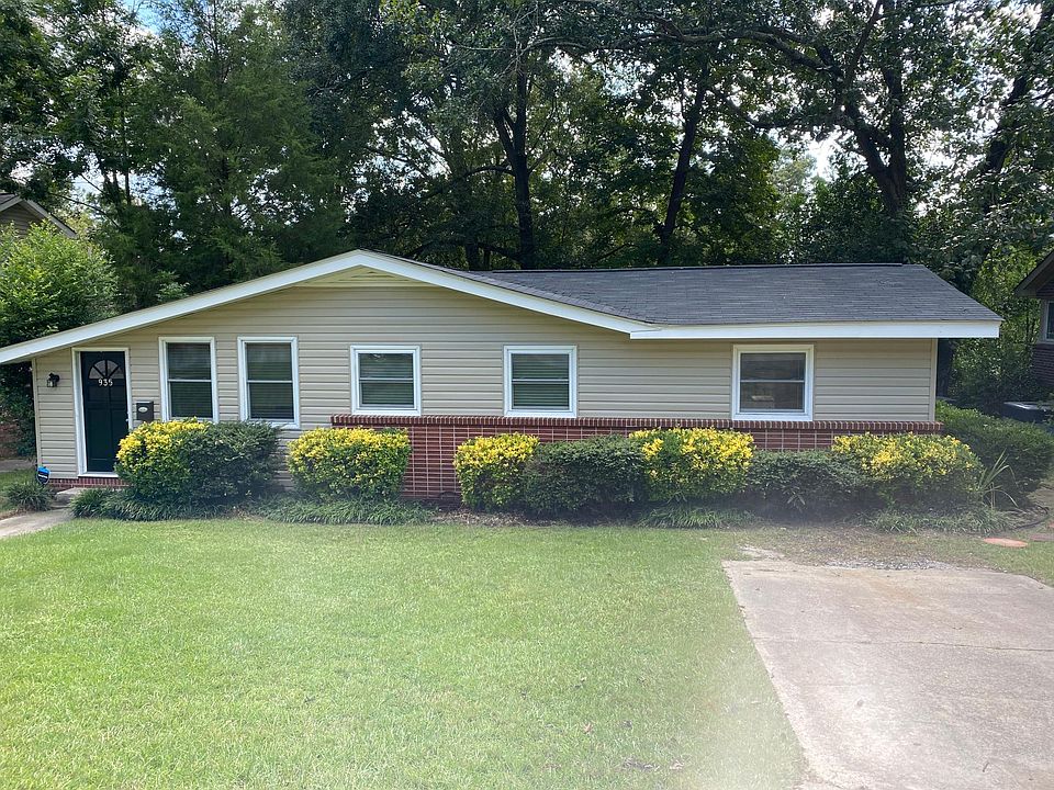 Welcome to 935 Howard Street in Rosewood!