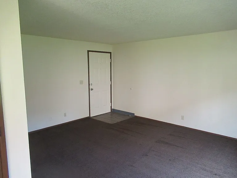 Downstairs Two Bedroom Apartment with Garage — Photo 14
