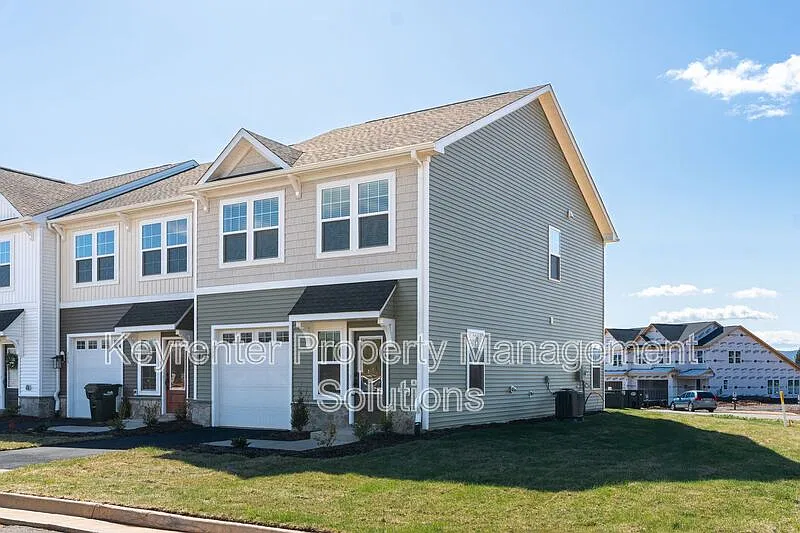 3 bed, 3.0 bath, 1480 sqft, $2,100 — Photo 3