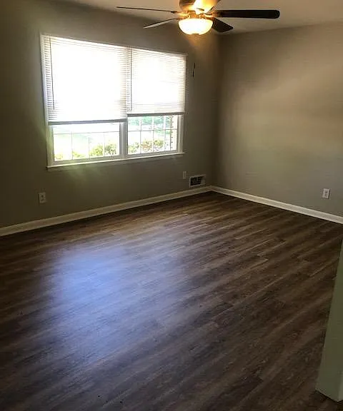 1021 Tuxedo Ln — Photo 2