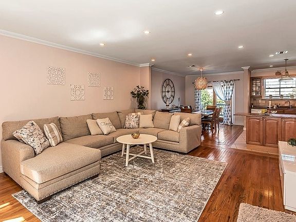5th image of 3046 Hobart St