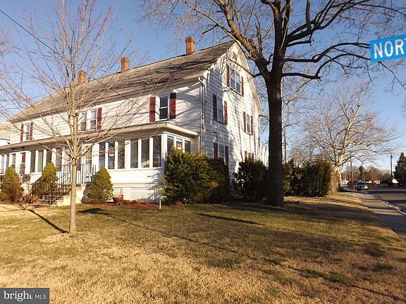 3rd image of 122 N River Dr
