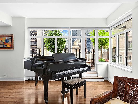 4th image of 25 W 54th St