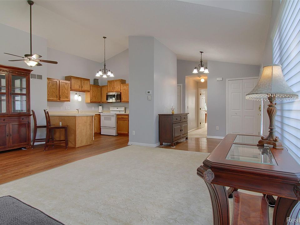 105 Farmington Rd, photo 7