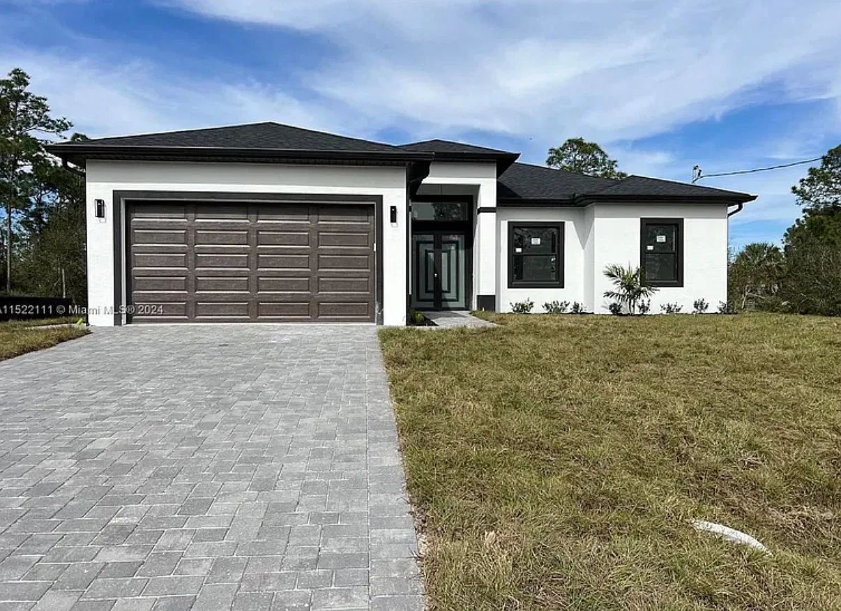 4 bed, $2,500 — Photo 1