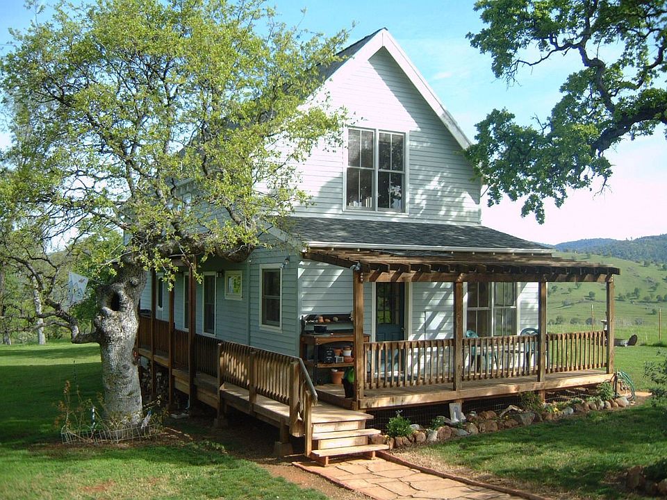 Main entry from driveway parking