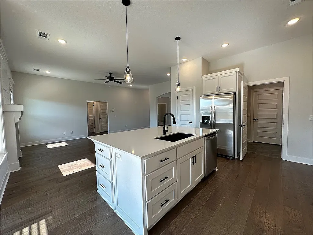 4 bed, 2017 sqft, $2,950 — Photo 3