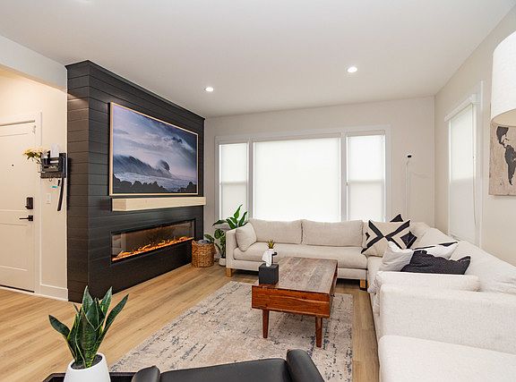 3rd image of 6522 N Natoma Ave #1