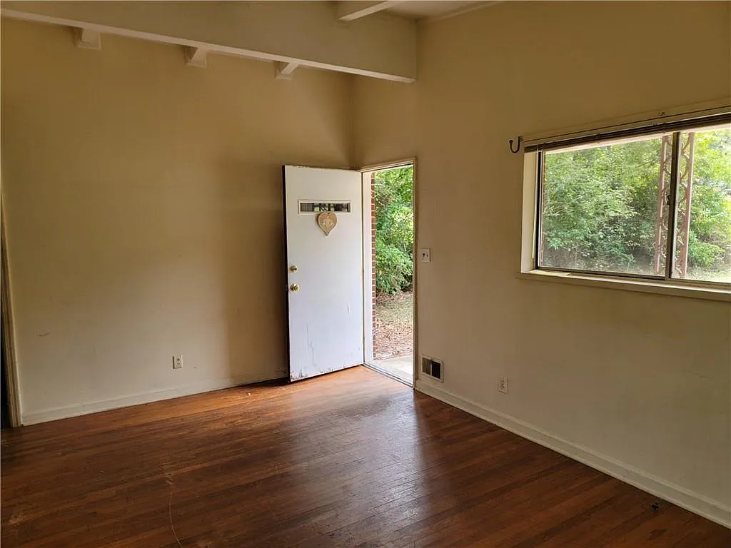 3 bed, 1.0 bath, 1131 sqft, $1,900 — Photo 3