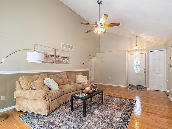 3rd image of 30765 Oakbrook Dr