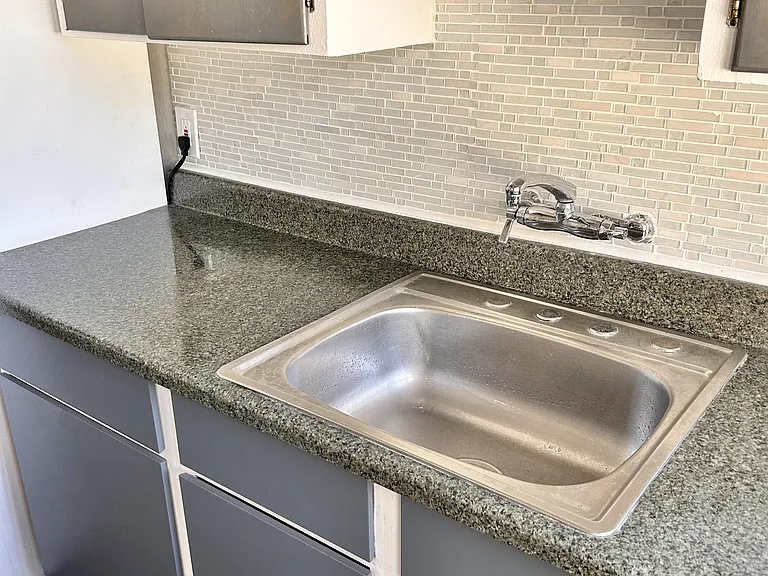 895 Beaconsfield Ave #2N — Photo 10
