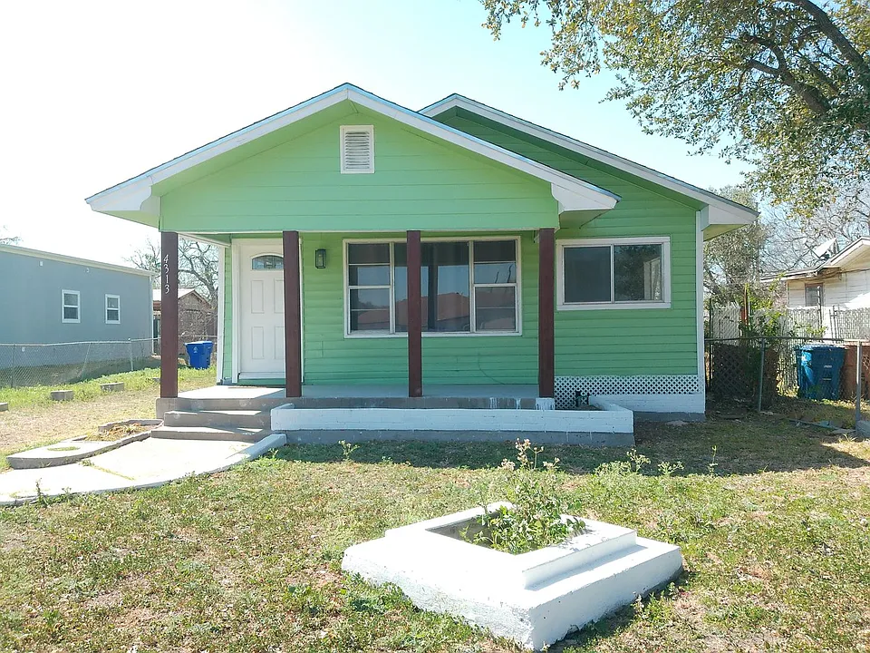 4313 Molina Dr