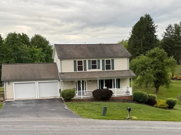 209 Rolling Hills Dr, Christiansburg, VA 24073