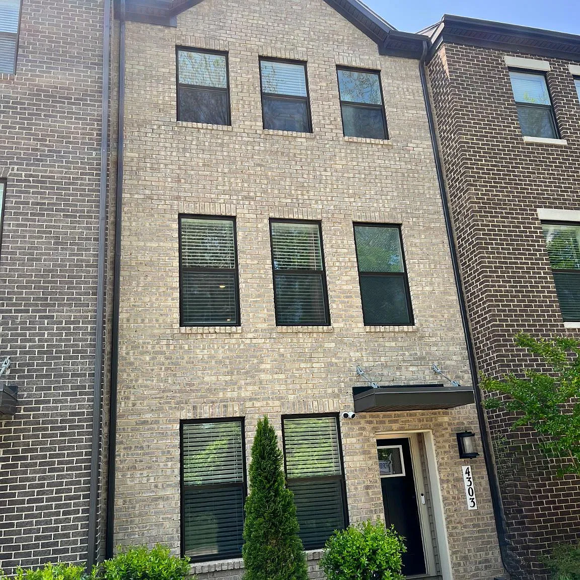 3 bed, 2.5 bath, 1800 sqft, $3,200 — Photo 1