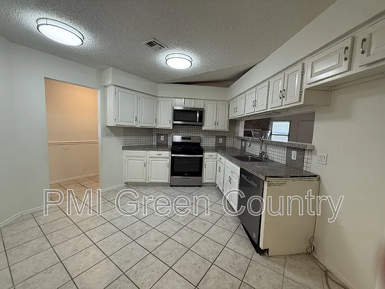 1203 W Austin St — Photo 6
