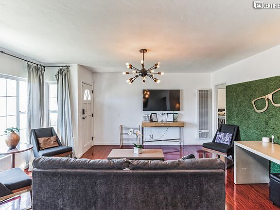 3rd image of 582 Oaklawn Ave