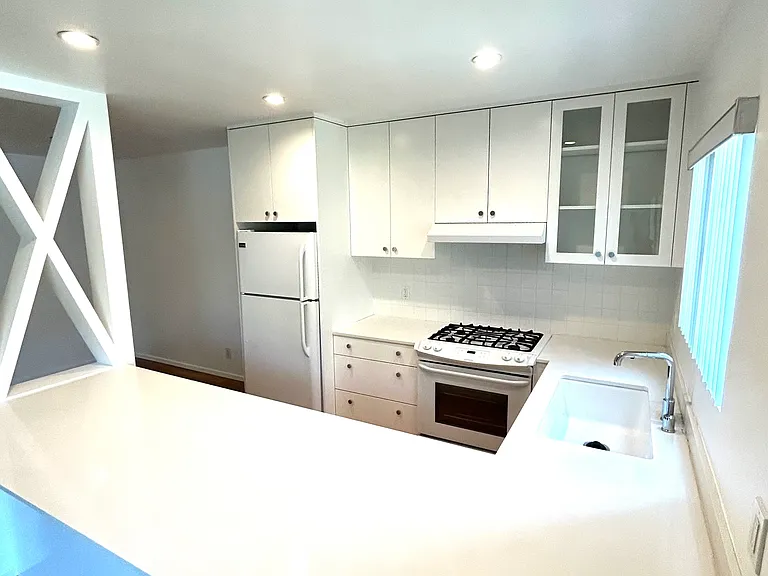 1346 N Laurel Ave #101 — Photo 4