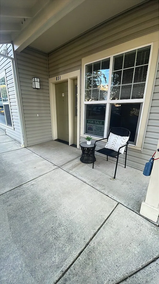 Must see! 1 bedroom + Office/bonus room in Ashland's Mountian Meadows 55+ Community! — Photo 3