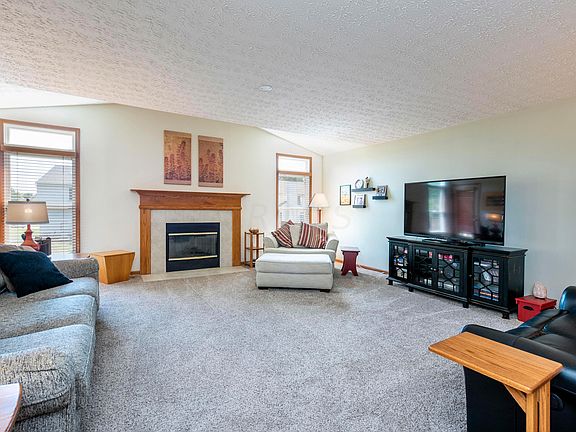 5th image of 851 Delong St