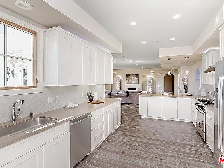 313 S Reeves Dr #203 — Photo 3