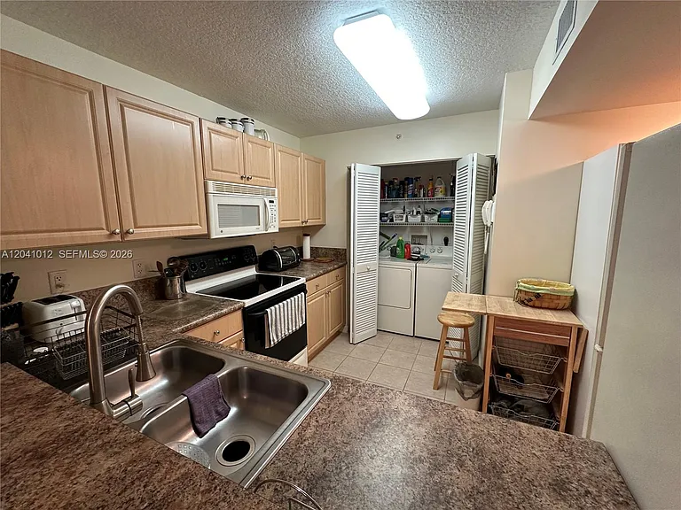 619 E Sheridan St #105 — Photo 7