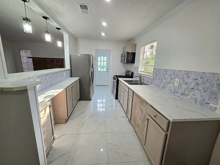 6133 Jennifer Ln — Photo 2