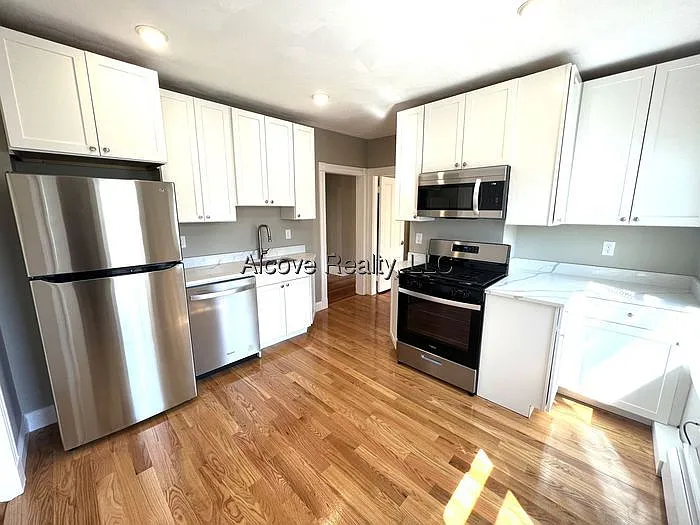 3 bed, 1.0 bath, $4,400 — Photo 3