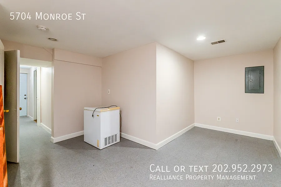 Spacious 4BR/3BA Single-Family Home with Finished Basement & Private D — Photo 4