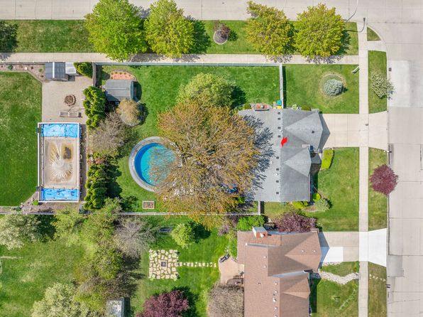 24927 Mapleridge Ln, Brownstown, MI 48134