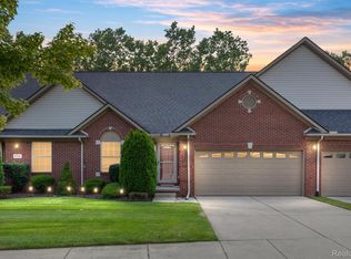20730 Doves Pointe Dr, Brownstown, MI 48174