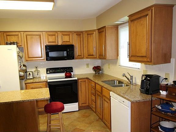 5th image of 247 Manor Brook Dr