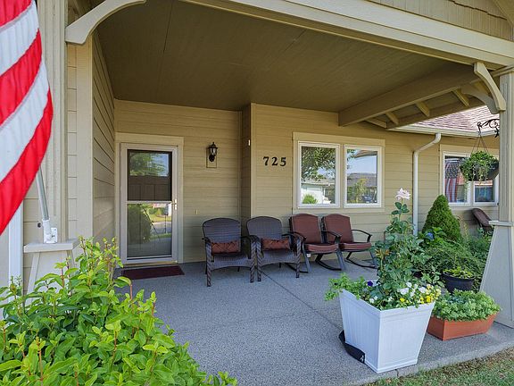 3rd image of 725 SW Kinsington Ct