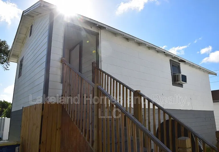 1060 1/2 E Wabash St — Photo 3