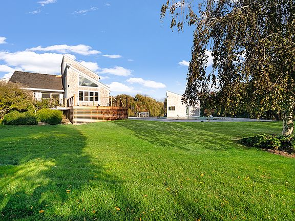3rd image of 4 Bayview Dr