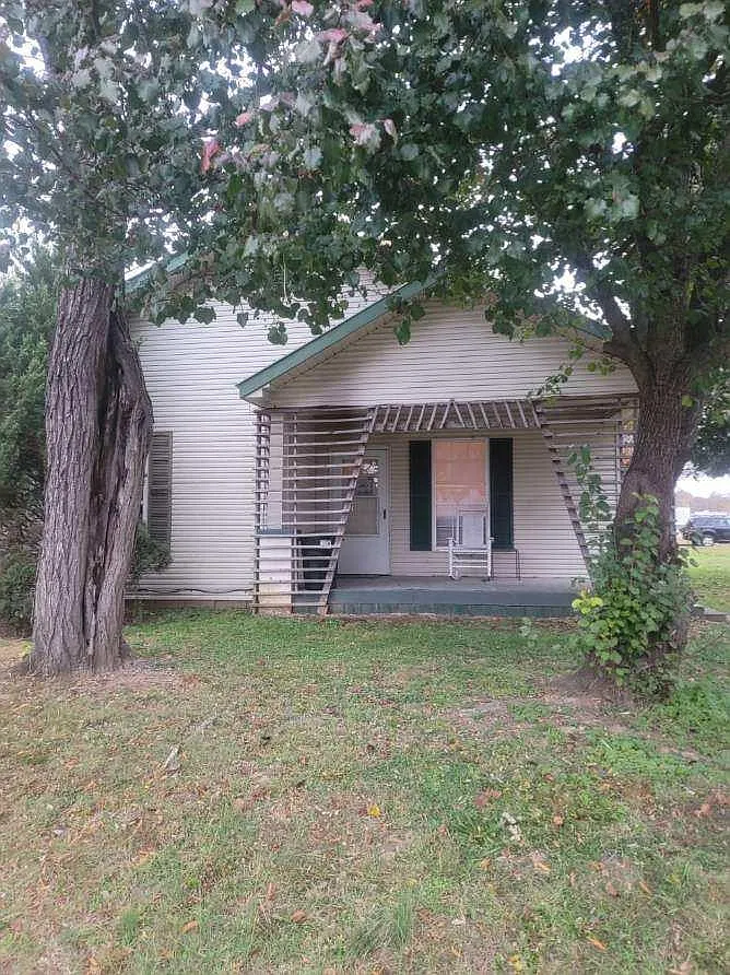 185 fairgrounds road — Photo 4