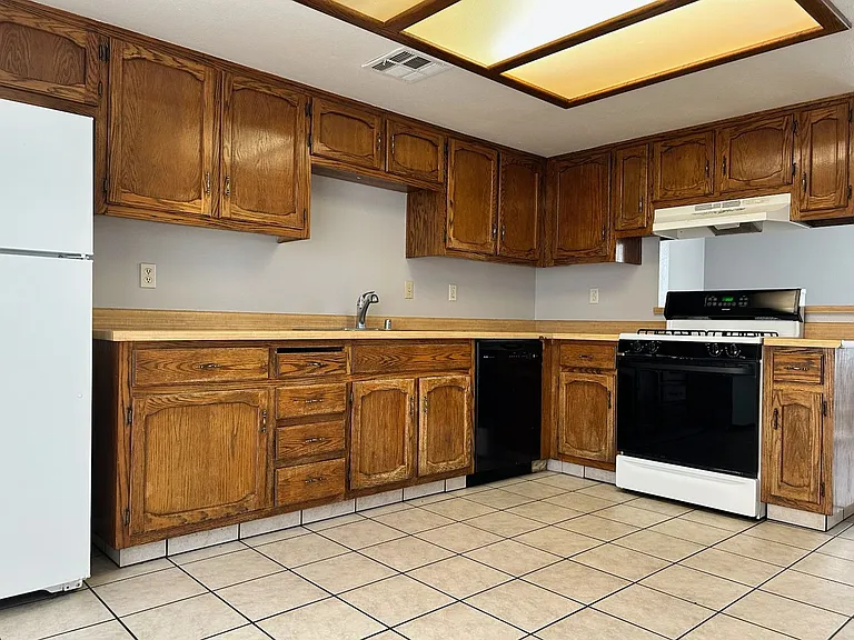 933 W Atkins Ave — Photo 3