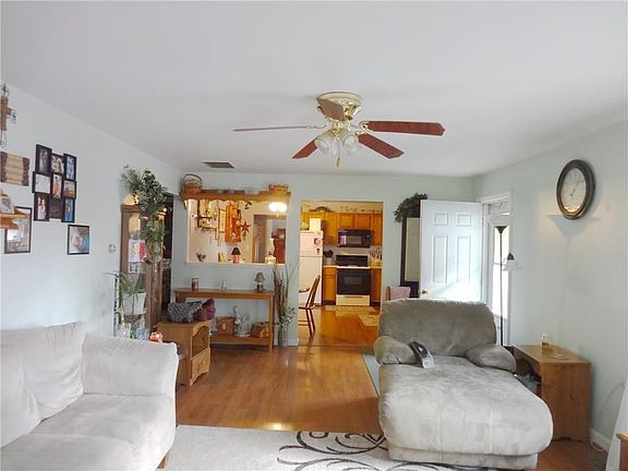 4th image of 315 E Main St