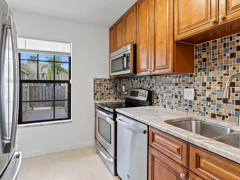 1431 SE Berwick Ct — Photo 5