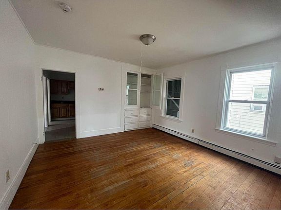 3rd image of 131 Clarendon St #2