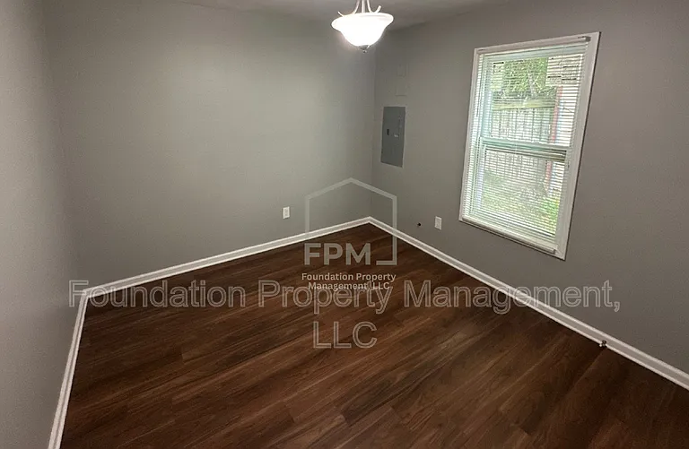 1663 Humber St — Photo 15