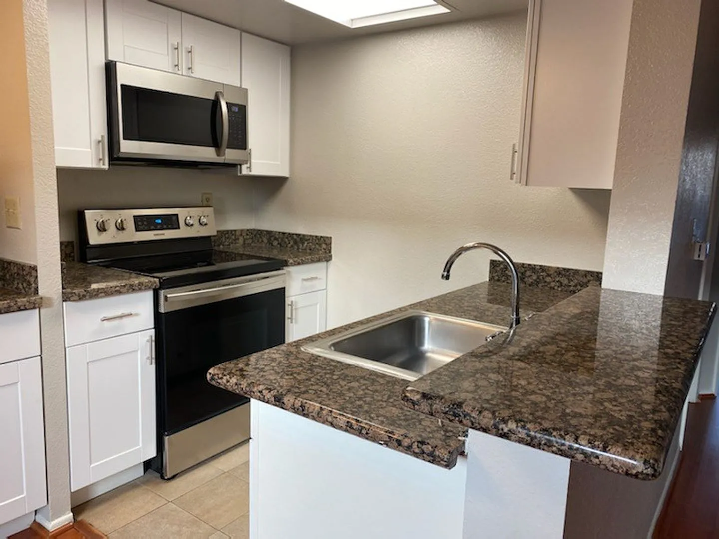 Russell Court Apartments — Photo 3