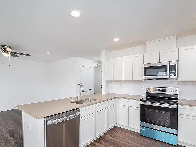 601 S Pine Ave #601 — Photo 5