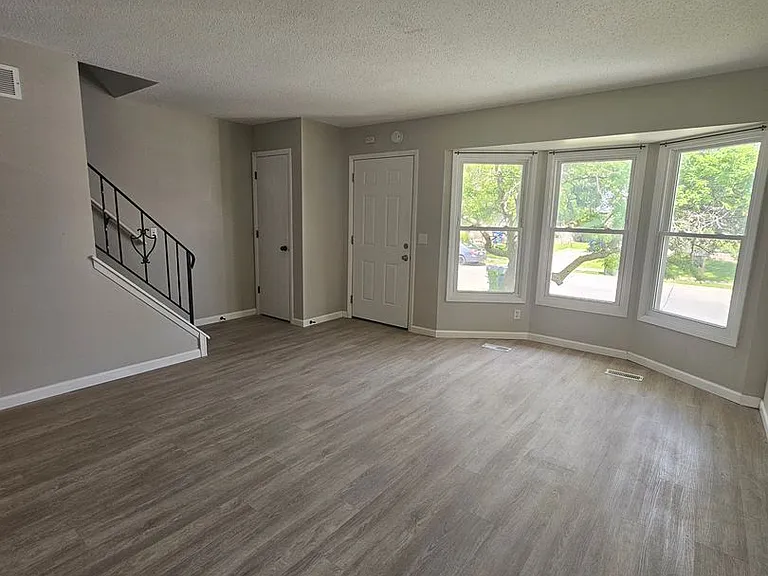 5416 N Linwood Ave — Photo 1