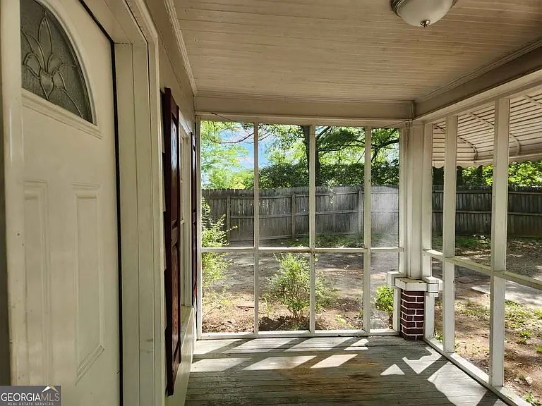631 Davis Ave — Photo 10