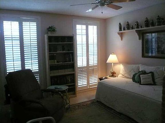 4th image of 935 E Causeway Blvd