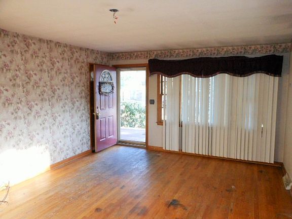 4th image of 2627 Zesiger Ave