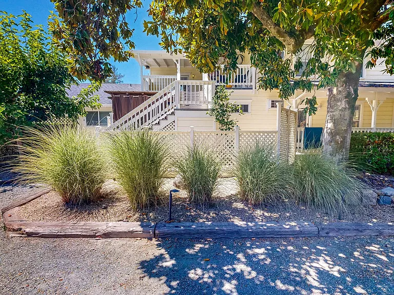 1133 Edwards St — Photo 3