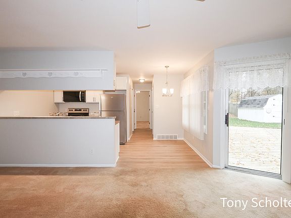 3rd image of 2820 Beechridge Dr