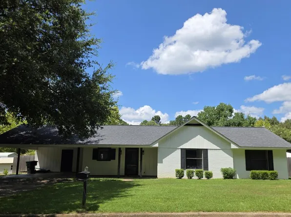 4511 Greenbriar Dr, Nacogdoches, TX 75961